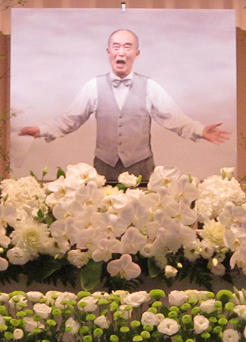 斎藤晴彦さんの祭壇。遺影は２０１０年の公演で歌っている際のもの