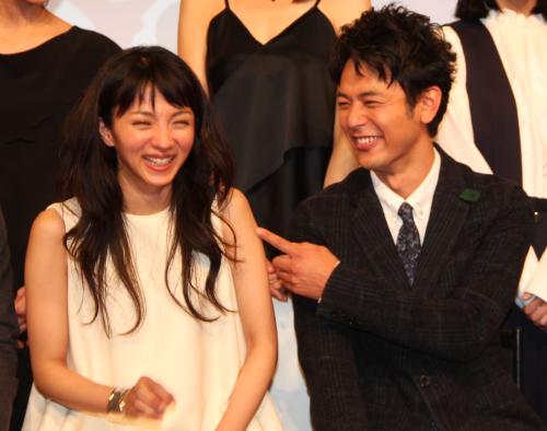 ドラマ「若者たち２０１４」制作発表会見で笑顔の満島ひかり（左）と妻夫木聡