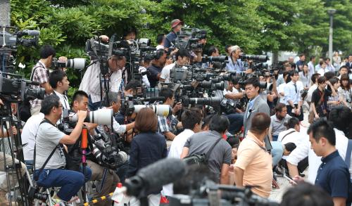ＡＳＫＡ被告が保釈された東京湾岸署前には多くの報道陣が集まった