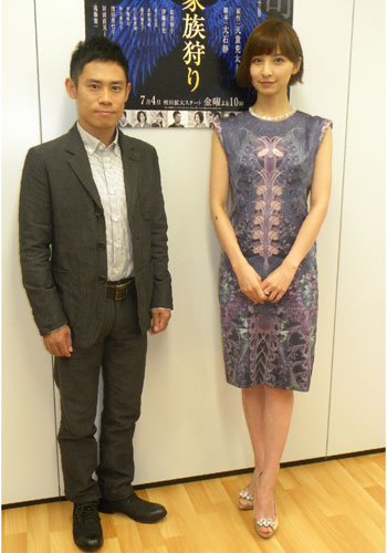 ドラマの試写会イベントに登場した伊藤淳史と篠田麻里子（右）