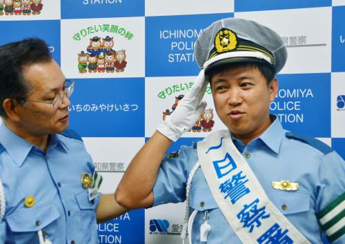 愛知県警一宮署の一日署長に就任し、敬礼するお笑いタレントのスギちゃん（右）