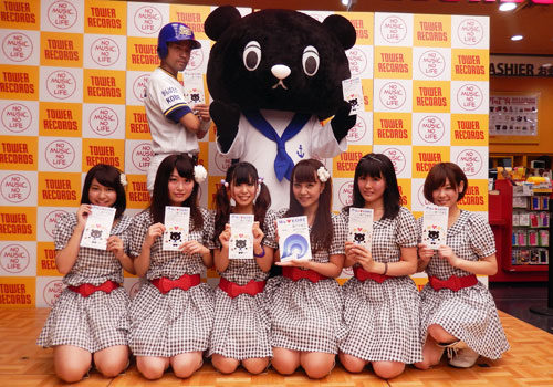 新曲の発売予約イベントを開催した「ＫＯＢｅｒｒｉｅＳ♪」。後列左はニッチロー、右は「神戸学検定」マスコットキャラクターの「コーベアー」