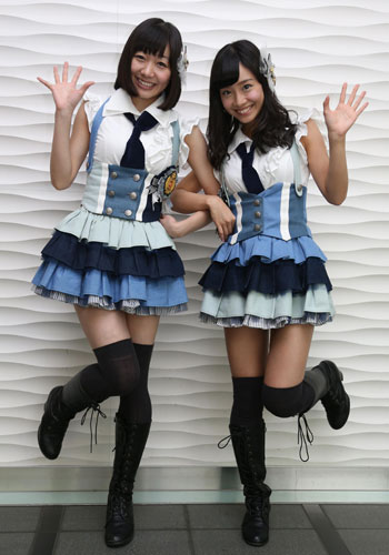 手を組んで笑顔の須田亜香里（左）と柴田阿弥