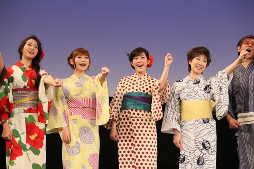 舞台あいさつで笑顔を見せる（左から）足立梨花、中川翔子、渡辺麻友、三田佳子、山寺宏一