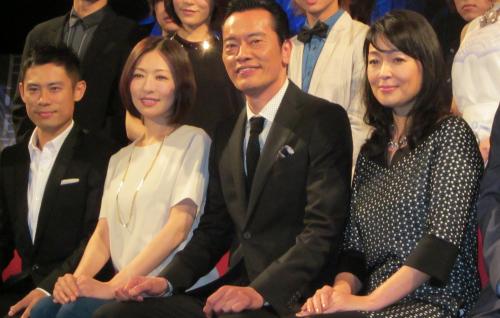 ＴＢＳのドラマ「家族狩り」の会見を行った（左から）伊藤淳史、松雪泰子、遠藤憲一、財前直見