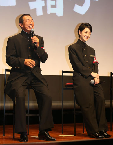 ドラマで大学応援団を務める剛力彩芽と柳葉敏郎は学ラン姿に笑顔