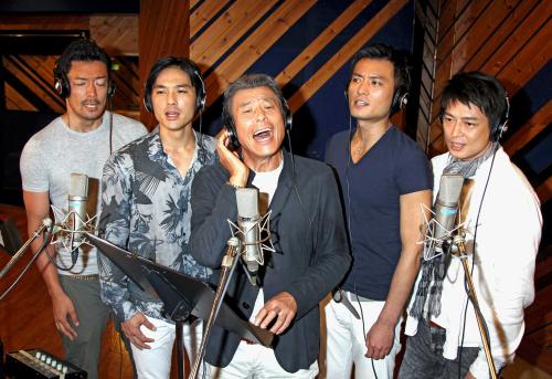 「太陽と星たちの賛歌」を歌う（左から）金児憲史、池田努、舘ひろし、徳重聡、宮下裕治