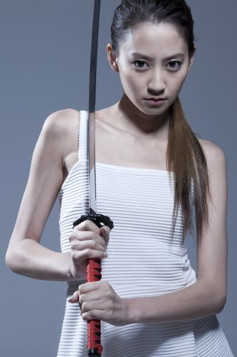 つかこうへいさんの作品で舞台に初挑戦する河北麻友子は日本刀を持ちポーズ