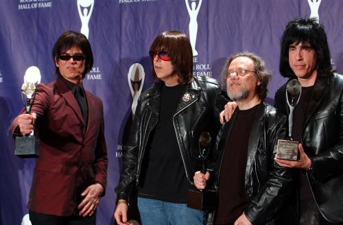 ２００２年３月、ロックの殿堂入りを果たし、授賞式に出席したラモーンズのメンバー。（左から）ディー・ディー、ジョニー、トミー、マーキー