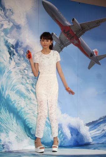 「ジェットスター・ジャパン」国内線就航２周年記念　新戦略発表会で波のトリックアートの上でポーズを決める桐谷美玲