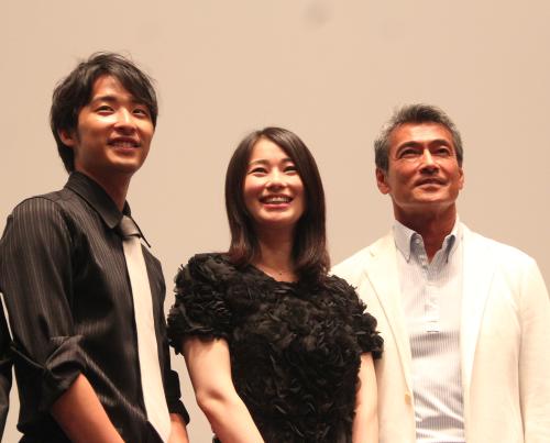 映画「チェイン／ＣＨＡＩＮ」完成披露試写会に登場した（左から）布川隼汰、菅井玲、渡辺裕之