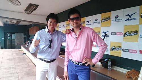 台湾・新荘球場で初の海外ライブを行った「Ｗｅｌｌ　ｓｔｏｎｅ　ｂｒｏｓ．」。ＴＢＳ石井大裕アナ（左）と営業局員の大貴