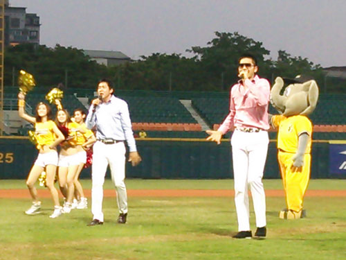 【画像・写真】営業マン兄＆アナの弟　異色ＴＢＳ社員ユニットが初の海外ライブ