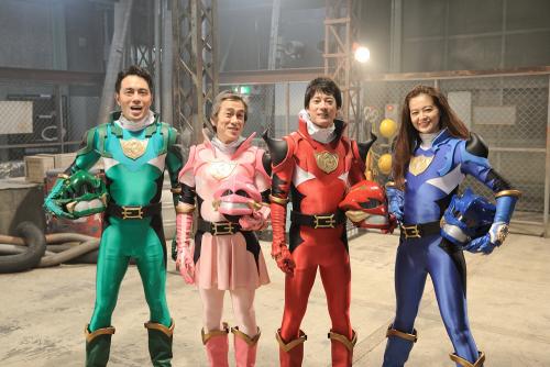 「ドラゴンフォー」のスーツアクター役の（左から）日向丈、寺島進、唐沢寿明、黒谷友香