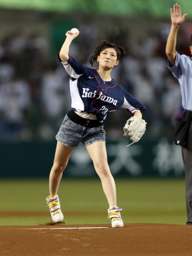 【画像・写真】頭で瓦１０枚割り気合！武田梨奈　ワンバン始球式