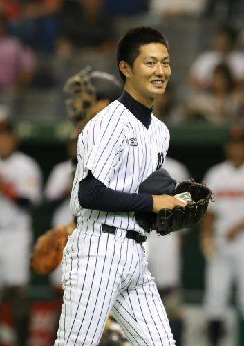 都市対抗野球の準決勝「ＪＸ―ＥＮＥＯＳ・西濃運輸」の始球式を終え、笑顔を見せる工藤阿須加
