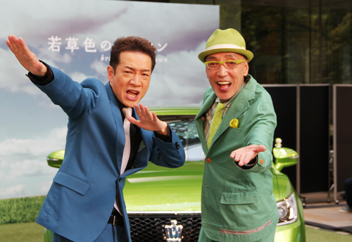 トヨタ「空色＆若草色のクラウン」特別展示イベントに登場した田原俊彦（左）とテリー伊藤