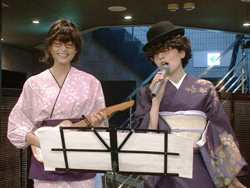 京都でさまざまな仕掛けをするローラ(左)とベッキー