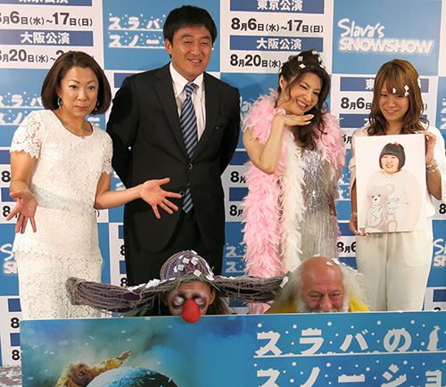 ファンタジーショー会見で司会を務めた石井一久氏（左から２人目）はボヤいて笑いを誘った