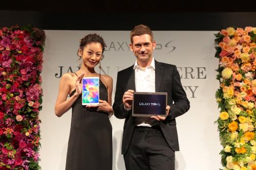 【画像・写真】西山茉希「これこそプレミアム」　愛娘写真でタブレット活用