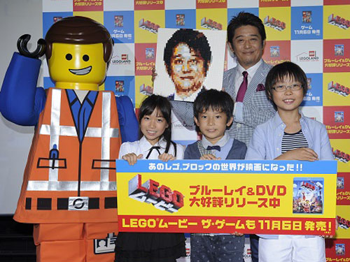 教え子とともにイベントに出席し、自身の似顔絵レゴを持つ坂上忍（上段左）