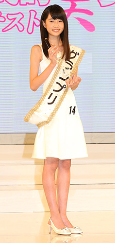 「全日本国民的美少女コンテスト」でグランプリに輝き、満面の笑みを浮かべる高橋ひかるさん