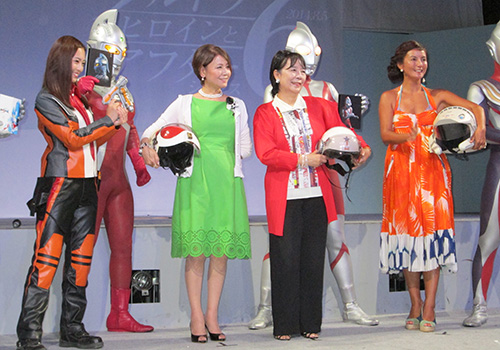ウルトラシリーズのブルーレイ発売イベントでトークショーを行った歴代ヒロイン。（左から）滝裕可里、ひし美ゆり子、桜井浩子、吉本多香美
