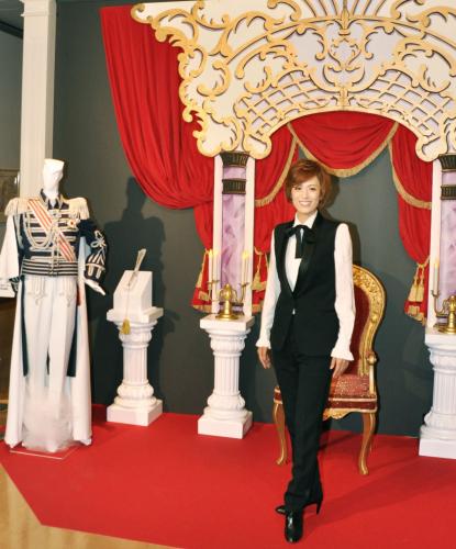 特別展「宝塚歌劇１００年展　夢、かがやきつづけて」でポーズを決める元花組トップスター蘭寿とむ
