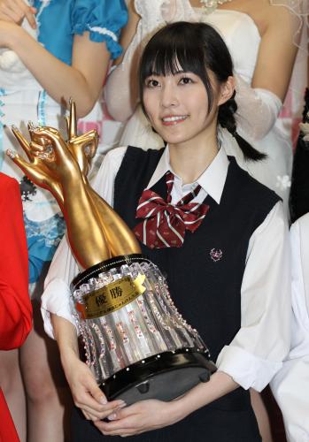 昨年のじゃんけん大会後、優勝トロフィーを笑顔で手にする松井珠理奈