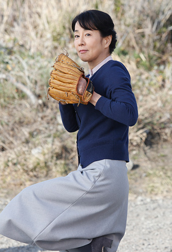 ２０年ぶりに見事な投球フォームを披露する吉永小百合