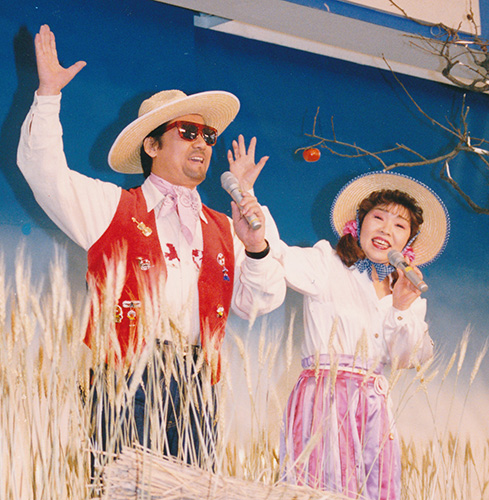 「麦畑」を歌うオヨネーズの長田あつしさんと杏しのぶ