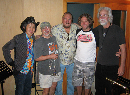 米ナッシュビルでの「夢助」レコーディング時、スティーブ・クロッパー（中央）らと記念写真に納まる忌野清志郎さん