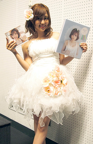 ウエディングドレス風衣装でトレーディングカード発売イベントを行った菊地亜美
