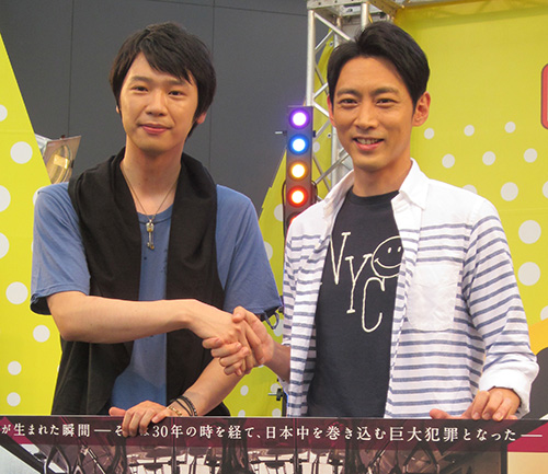 小泉孝太郎（右）は近藤晃央と笑顔で握手