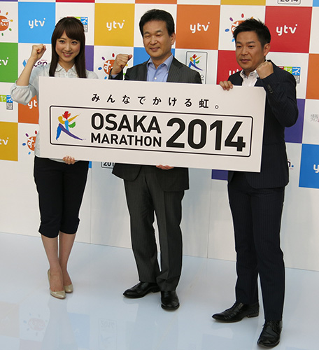 会見で笑顔をみせる（左から）川田裕美アナ、辛坊治郎キャスター、清水健アナ