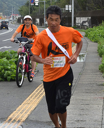 東日本大震災からの復興を願い「みちのくマラソン」に出発した間寛平