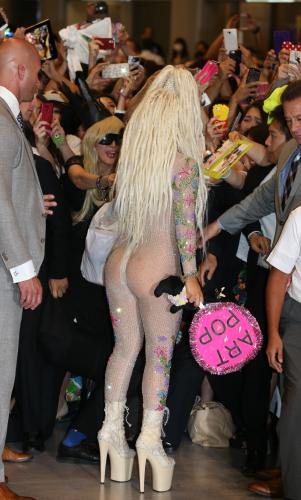 【画像・写真】ガガスケスケ来日　全身タイツに騒然「ノーパンなのか？」