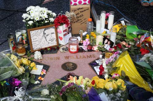 米ハリウッドの「ウォーク・オブ・フェーム」の、ロビン・ウィリアムズさんの名前が刻まれた星形の周りには多くの花束やキャンドルが（ＡＰ）