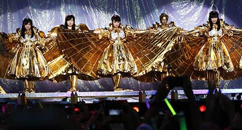 レディー・ガガの日本公演前座を務めた「ももいろクローバーＺ」。玉井詩織（右から２人目）は衣装だけでなく全身を金色に塗って登場