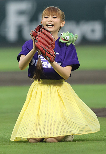 【画像・写真】しょこたん感無量「アレが噂のノーバン…生きてて良かった」