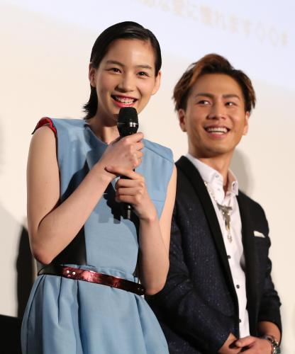 映画「ホットロード」初日舞台あいさつで、笑顔であいさつする能年玲奈（左）と登坂広臣