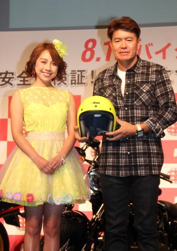 ８・１９バイクの日「夜間の安全を検証！最も目立つヘルメットカラー発表」に登場したヒロミ（右）と鈴木あきえ