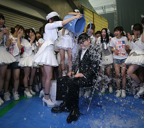 【画像・写真】秋元氏＆まゆゆも氷水かぶった　東京Ｄ公演後、難病支援の輪参加