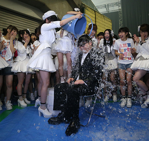 【画像・写真】まゆゆ氷水かぶり「サイコー！」　秋元氏のチャレンジに燃えた