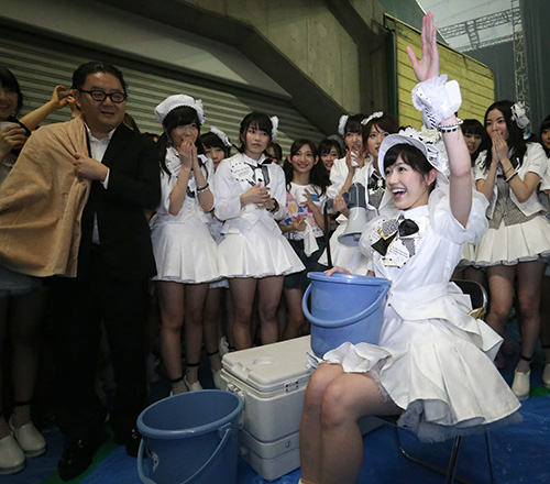 東京ドーム公演終了後、アイス・バケツ・チャレンジで氷水をかぶる渡辺麻友