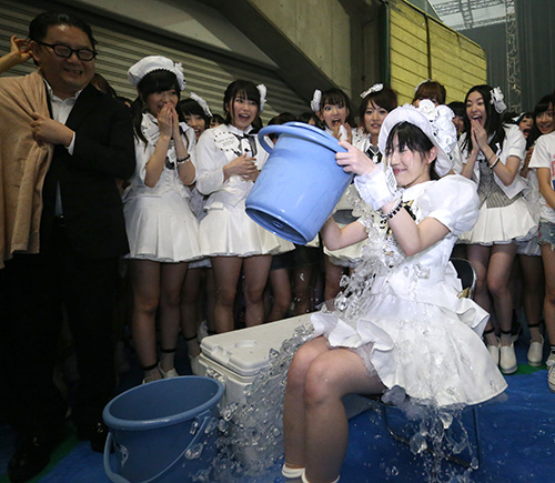 東京ドーム公演終了後、アイス・バケツ・チャレンジで氷水をかぶる渡辺麻友