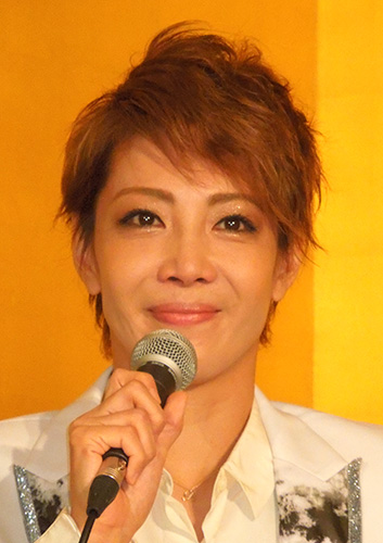 【画像・写真】柚希礼音　涙の退団会見「女性に戻るというのもどうかな？」