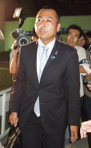 【画像・写真】ＬＩＮＥ府議、逃げるように「申し上げることない」