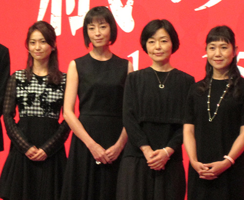 「紙の月」完成披露会見に登場した（左から）大島優子、宮沢りえ、小林聡美、原作者の角田光代さん