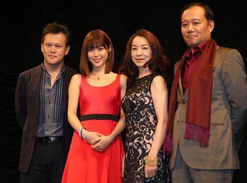 フォトセッションで笑顔を見せる（左から）橋本じゅん、瀧本美織、原田美枝子、千葉哲也